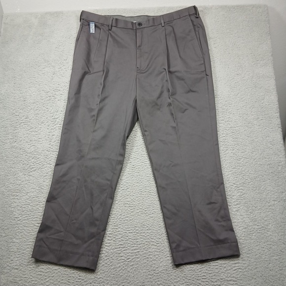 Haggar Dress Pants Mens 42x32 Gray Classic Fit No Iron Khaki Pleated Stretch - Picture 1 of 7